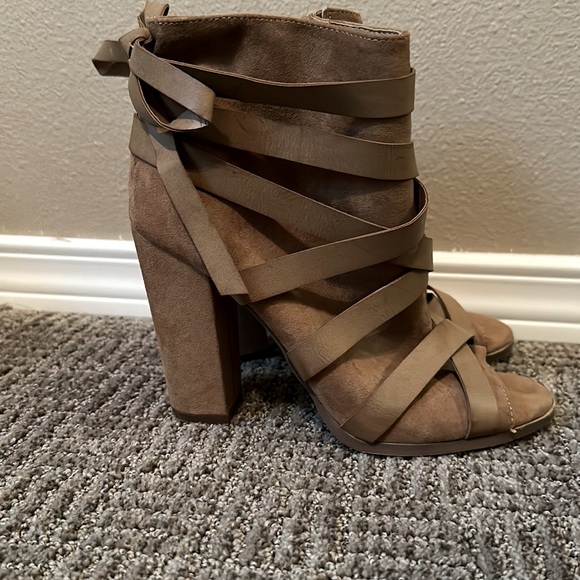 Shoedazzle heeled, open toe boots. Tan size 8.5 - Picture 2 of 3